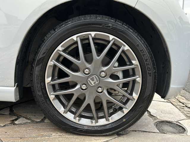 ホンダ Ｎ ＢＯＸ カスタム ターボ 静岡県 2024(令6)年 0.9万km プレミアムサンライトホワイトパール 純正ナビ/・フルセグTV/・Bluetooth/・iPod/・USB/・FM/AM/主要装備/・ＥＴＣ/・追従クルコン/・両側パワスラ/・横滑り防止装置/・ホンダセンシング/・運転席＋助手席シートヒーター/・パドルシフト/・純正切削１５インチアルミホイール/・オートライト/・電動パーキング/・オートホールド　/・ハーフレザー/・本革巻ステアリングホイール