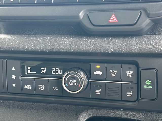 ホンダ Ｎ ＢＯＸ カスタム ターボ 静岡県 2024(令6)年 0.9万km プレミアムサンライトホワイトパール 純正ナビ/・フルセグTV/・Bluetooth/・iPod/・USB/・FM/AM/主要装備/・ＥＴＣ/・追従クルコン/・両側パワスラ/・横滑り防止装置/・ホンダセンシング/・運転席＋助手席シートヒーター/・パドルシフト/・純正切削１５インチアルミホイール/・オートライト/・電動パーキング/・オートホールド　/・ハーフレザー/・本革巻ステアリングホイール