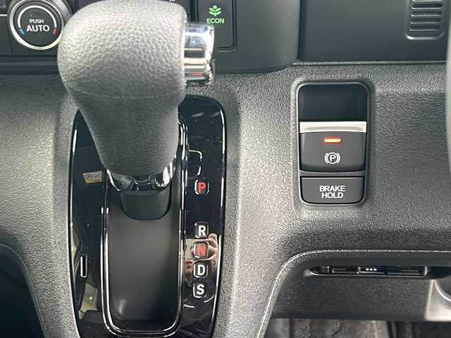 ホンダ Ｎ ＢＯＸ カスタム ターボ 静岡県 2024(令6)年 0.9万km プレミアムサンライトホワイトパール 純正ナビ/・フルセグTV/・Bluetooth/・iPod/・USB/・FM/AM/主要装備/・ＥＴＣ/・追従クルコン/・両側パワスラ/・横滑り防止装置/・ホンダセンシング/・運転席＋助手席シートヒーター/・パドルシフト/・純正切削１５インチアルミホイール/・オートライト/・電動パーキング/・オートホールド　/・ハーフレザー/・本革巻ステアリングホイール