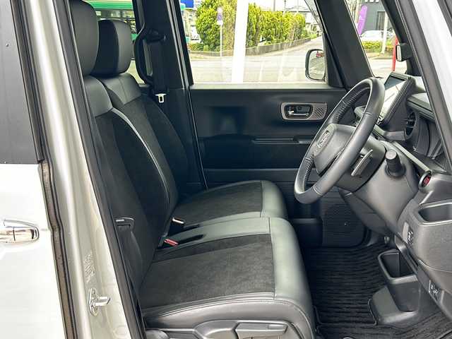 ホンダ Ｎ ＢＯＸ カスタム ターボ 静岡県 2024(令6)年 0.9万km プレミアムサンライトホワイトパール 純正ナビ/・フルセグTV/・Bluetooth/・iPod/・USB/・FM/AM/主要装備/・ＥＴＣ/・追従クルコン/・両側パワスラ/・横滑り防止装置/・ホンダセンシング/・運転席＋助手席シートヒーター/・パドルシフト/・純正切削１５インチアルミホイール/・オートライト/・電動パーキング/・オートホールド　/・ハーフレザー/・本革巻ステアリングホイール
