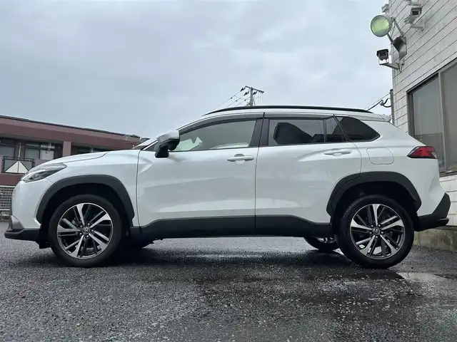トヨタ カローラ クロス Z 福岡県 2023(令5)年 2.1万km プラチナホワイトパールマイカ ワンオーナー/純正9インチディスプレイオーディオ/　（AM/FM/Bluetooth/フルセグTV）/バックカメラ/トヨタセーフティーセンス/・プリクラッシュセーフティ/・レーントレーシングアシスト/・オートマチックハイビーム/・ロードサインアシスト/・レーダークルーズコントロール/・先行車発進告知機能/オートライト/コナーセンサー/クリアランスソナー/ブラインドスポットモニター/横滑り防止機能/純正18インチアルミホイール/パワーバックドア/ルーフレール/黒色ハーフレザーシート/パワーシート（D席）/シートヒーター（D/N）/ビルトインETC/純正フロアマット/社外ドリンクホルダー/電格ウインカーミラー/USB端子×3/電源ソケット×1/プッシュスタート/ドアバイザー/ISOFIX/盗難防止装置/スペアキー×1/保証書/取扱説明書/ナビ取扱説明書