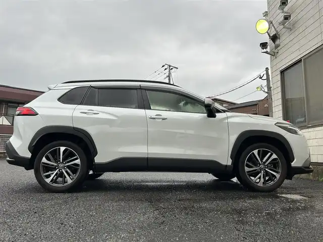 トヨタ カローラ クロス Z 福岡県 2023(令5)年 2.1万km プラチナホワイトパールマイカ ワンオーナー/純正9インチディスプレイオーディオ/　（AM/FM/Bluetooth/フルセグTV）/バックカメラ/トヨタセーフティーセンス/・プリクラッシュセーフティ/・レーントレーシングアシスト/・オートマチックハイビーム/・ロードサインアシスト/・レーダークルーズコントロール/・先行車発進告知機能/オートライト/コナーセンサー/クリアランスソナー/ブラインドスポットモニター/横滑り防止機能/純正18インチアルミホイール/パワーバックドア/ルーフレール/黒色ハーフレザーシート/パワーシート（D席）/シートヒーター（D/N）/ビルトインETC/純正フロアマット/社外ドリンクホルダー/電格ウインカーミラー/USB端子×3/電源ソケット×1/プッシュスタート/ドアバイザー/ISOFIX/盗難防止装置/スペアキー×1/保証書/取扱説明書/ナビ取扱説明書