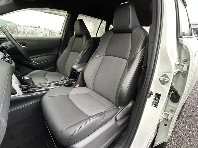 トヨタ カローラ クロス Z 福岡県 2023(令5)年 2.1万km プラチナホワイトパールマイカ ワンオーナー/純正9インチディスプレイオーディオ/　（AM/FM/Bluetooth/フルセグTV）/バックカメラ/トヨタセーフティーセンス/・プリクラッシュセーフティ/・レーントレーシングアシスト/・オートマチックハイビーム/・ロードサインアシスト/・レーダークルーズコントロール/・先行車発進告知機能/オートライト/コナーセンサー/クリアランスソナー/ブラインドスポットモニター/横滑り防止機能/純正18インチアルミホイール/パワーバックドア/ルーフレール/黒色ハーフレザーシート/パワーシート（D席）/シートヒーター（D/N）/ビルトインETC/純正フロアマット/社外ドリンクホルダー/電格ウインカーミラー/USB端子×3/電源ソケット×1/プッシュスタート/ドアバイザー/ISOFIX/盗難防止装置/スペアキー×1/保証書/取扱説明書/ナビ取扱説明書