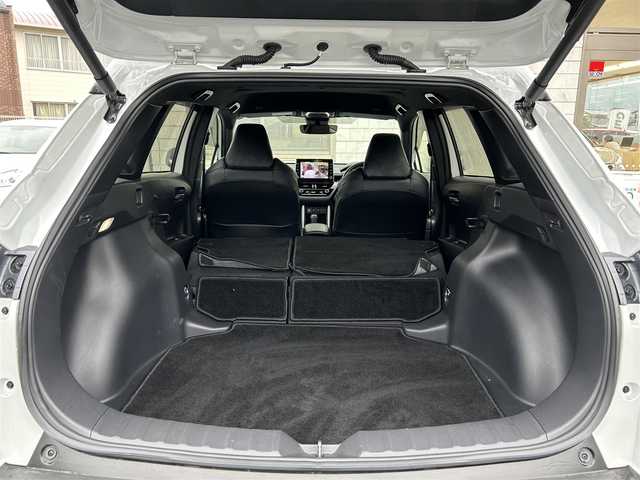 トヨタ カローラ クロス Z 福岡県 2023(令5)年 2.1万km プラチナホワイトパールマイカ ワンオーナー/純正9インチディスプレイオーディオ/　（AM/FM/Bluetooth/フルセグTV）/バックカメラ/トヨタセーフティーセンス/・プリクラッシュセーフティ/・レーントレーシングアシスト/・オートマチックハイビーム/・ロードサインアシスト/・レーダークルーズコントロール/・先行車発進告知機能/オートライト/コナーセンサー/クリアランスソナー/ブラインドスポットモニター/横滑り防止機能/純正18インチアルミホイール/パワーバックドア/ルーフレール/黒色ハーフレザーシート/パワーシート（D席）/シートヒーター（D/N）/ビルトインETC/純正フロアマット/社外ドリンクホルダー/電格ウインカーミラー/USB端子×3/電源ソケット×1/プッシュスタート/ドアバイザー/ISOFIX/盗難防止装置/スペアキー×1/保証書/取扱説明書/ナビ取扱説明書