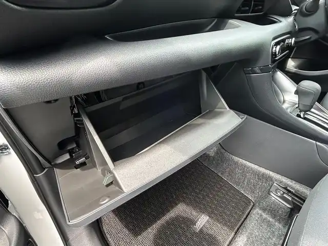 トヨタ ヤリス G 徳島県 2025(令7)年 0.1万km プラチナホワイトパールマイカ 純正ディスプレイオーディオ/FM/AM/Bluetooth/USB/フルセグTV/Miracast/バックカメラ/ETC2.0/コーナーセンサー/オートライト/オートマチックハイビーム/LEDヘッドライト/クリアランスソナー/レーンキープアシスト/ECO MODE/スマートキー/プッシュスタート/純正フロアマット/ステアリングスイッチ/取扱説明書/新車時保証書