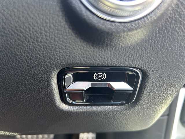 メルセデス・ベンツ Ｍ・ベンツ Ｃ２２０ｄ アバンギャルド　AMGライン 滋賀県 2022(令4)年 2万km ポーラホワイト HUD/アンビエントライト/ハーフレザーシート/・前席メモリ付きパワーシート/・前席シートヒーター/純正ナビ/３６０°カメラ/フルセグ/CarPlay/ＡＣＣ/ＢＳＭ/レーンキープ/純正ＬＥＤデジタルライト/パワートランク