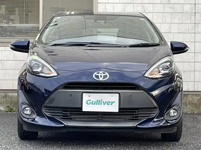 トヨタ アクア S スタイルブラック 福岡県 2018(平30)年 4.9万km ダークブルーマイカ 社外マフラーチップ/社外１５インチアルミホイール【BALMINUM】/ドアエッジプロテクター(前ドア左右)/純正９インチSDナビ【NSZT-Y66T】/(AM/FM/Bluetooth/CD/DVD/フルセグTV】/バックカメラ/ビルトインETC/前ドライブレコーダー一体型GPS探知機COMTEC【CB-R01】/Toyota Safety Sense/・LDA(レーンディパーチャーアラート)/・オートマチックハイビーム/・PCS(プリクラッシュセーフティ)/・先行車発進告知機能/PKSB(パーキングサポートブレーキ)/オートライト/クリアランスソナー/コーナーセンサー/盗難防止装置/横滑り防止機能/シートヒーター(D/N席)/ナノイー/電格ウィンカーミラー/プッシュスタート/純正フロアマット/ステアリングスイッチ/フロントフォグランプ/スペアキー×１/ドアバイザー/取扱説明書/保証書