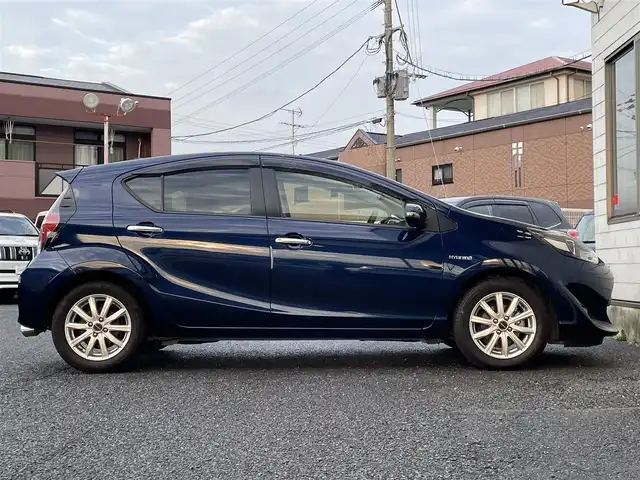 トヨタ アクア S スタイルブラック 福岡県 2018(平30)年 4.9万km ダークブルーマイカ 社外マフラーチップ/社外１５インチアルミホイール【BALMINUM】/ドアエッジプロテクター(前ドア左右)/純正９インチSDナビ【NSZT-Y66T】/(AM/FM/Bluetooth/CD/DVD/フルセグTV】/バックカメラ/ビルトインETC/前ドライブレコーダー一体型GPS探知機COMTEC【CB-R01】/Toyota Safety Sense/・LDA(レーンディパーチャーアラート)/・オートマチックハイビーム/・PCS(プリクラッシュセーフティ)/・先行車発進告知機能/PKSB(パーキングサポートブレーキ)/オートライト/クリアランスソナー/コーナーセンサー/盗難防止装置/横滑り防止機能/シートヒーター(D/N席)/ナノイー/電格ウィンカーミラー/プッシュスタート/純正フロアマット/ステアリングスイッチ/フロントフォグランプ/スペアキー×１/ドアバイザー/取扱説明書/保証書