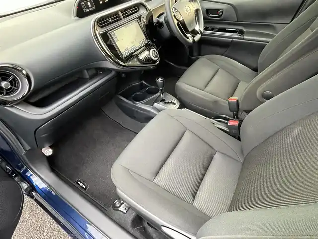 トヨタ アクア S スタイルブラック 福岡県 2018(平30)年 4.9万km ダークブルーマイカ 社外マフラーチップ/社外１５インチアルミホイール【BALMINUM】/ドアエッジプロテクター(前ドア左右)/純正９インチSDナビ【NSZT-Y66T】/(AM/FM/Bluetooth/CD/DVD/フルセグTV】/バックカメラ/ビルトインETC/前ドライブレコーダー一体型GPS探知機COMTEC【CB-R01】/Toyota Safety Sense/・LDA(レーンディパーチャーアラート)/・オートマチックハイビーム/・PCS(プリクラッシュセーフティ)/・先行車発進告知機能/PKSB(パーキングサポートブレーキ)/オートライト/クリアランスソナー/コーナーセンサー/盗難防止装置/横滑り防止機能/シートヒーター(D/N席)/ナノイー/電格ウィンカーミラー/プッシュスタート/純正フロアマット/ステアリングスイッチ/フロントフォグランプ/スペアキー×１/ドアバイザー/取扱説明書/保証書