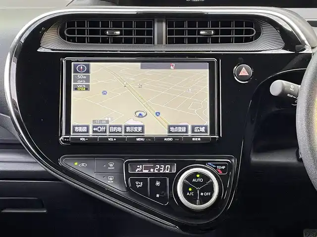 トヨタ アクア S スタイルブラック 福岡県 2018(平30)年 4.9万km ダークブルーマイカ 社外マフラーチップ/社外１５インチアルミホイール【BALMINUM】/ドアエッジプロテクター(前ドア左右)/純正９インチSDナビ【NSZT-Y66T】/(AM/FM/Bluetooth/CD/DVD/フルセグTV】/バックカメラ/ビルトインETC/前ドライブレコーダー一体型GPS探知機COMTEC【CB-R01】/Toyota Safety Sense/・LDA(レーンディパーチャーアラート)/・オートマチックハイビーム/・PCS(プリクラッシュセーフティ)/・先行車発進告知機能/PKSB(パーキングサポートブレーキ)/オートライト/クリアランスソナー/コーナーセンサー/盗難防止装置/横滑り防止機能/シートヒーター(D/N席)/ナノイー/電格ウィンカーミラー/プッシュスタート/純正フロアマット/ステアリングスイッチ/フロントフォグランプ/スペアキー×１/ドアバイザー/取扱説明書/保証書