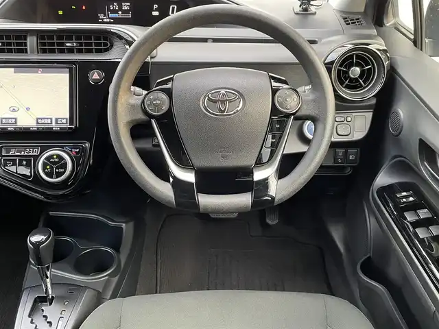 トヨタ アクア S スタイルブラック 福岡県 2018(平30)年 4.9万km ダークブルーマイカ 社外マフラーチップ/社外１５インチアルミホイール【BALMINUM】/ドアエッジプロテクター(前ドア左右)/純正９インチSDナビ【NSZT-Y66T】/(AM/FM/Bluetooth/CD/DVD/フルセグTV】/バックカメラ/ビルトインETC/前ドライブレコーダー一体型GPS探知機COMTEC【CB-R01】/Toyota Safety Sense/・LDA(レーンディパーチャーアラート)/・オートマチックハイビーム/・PCS(プリクラッシュセーフティ)/・先行車発進告知機能/PKSB(パーキングサポートブレーキ)/オートライト/クリアランスソナー/コーナーセンサー/盗難防止装置/横滑り防止機能/シートヒーター(D/N席)/ナノイー/電格ウィンカーミラー/プッシュスタート/純正フロアマット/ステアリングスイッチ/フロントフォグランプ/スペアキー×１/ドアバイザー/取扱説明書/保証書