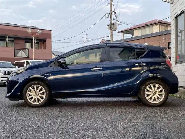 トヨタ アクア S スタイルブラック 福岡県 2018(平30)年 4.9万km ダークブルーマイカ 社外マフラーチップ/社外１５インチアルミホイール【BALMINUM】/ドアエッジプロテクター(前ドア左右)/純正９インチSDナビ【NSZT-Y66T】/(AM/FM/Bluetooth/CD/DVD/フルセグTV】/バックカメラ/ビルトインETC/前ドライブレコーダー一体型GPS探知機COMTEC【CB-R01】/Toyota Safety Sense/・LDA(レーンディパーチャーアラート)/・オートマチックハイビーム/・PCS(プリクラッシュセーフティ)/・先行車発進告知機能/PKSB(パーキングサポートブレーキ)/オートライト/クリアランスソナー/コーナーセンサー/盗難防止装置/横滑り防止機能/シートヒーター(D/N席)/ナノイー/電格ウィンカーミラー/プッシュスタート/純正フロアマット/ステアリングスイッチ/フロントフォグランプ/スペアキー×１/ドアバイザー/取扱説明書/保証書