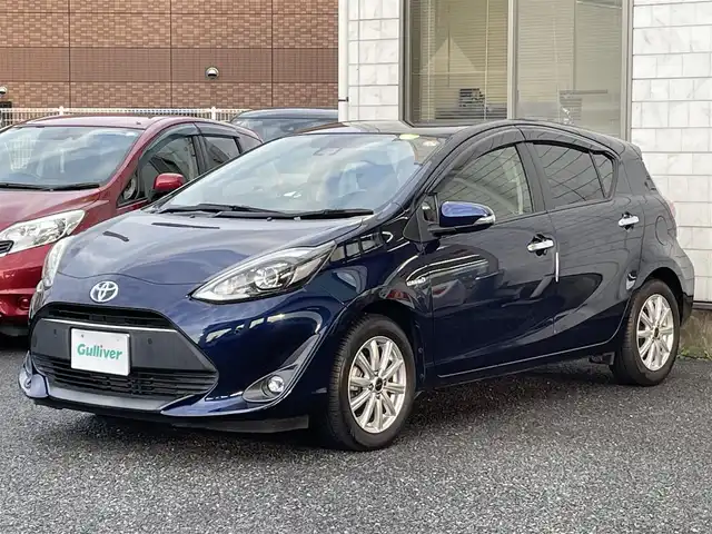 トヨタ アクア S スタイルブラック 福岡県 2018(平30)年 4.9万km ダークブルーマイカ 社外マフラーチップ/社外１５インチアルミホイール【BALMINUM】/ドアエッジプロテクター(前ドア左右)/純正９インチSDナビ【NSZT-Y66T】/(AM/FM/Bluetooth/CD/DVD/フルセグTV】/バックカメラ/ビルトインETC/前ドライブレコーダー一体型GPS探知機COMTEC【CB-R01】/Toyota Safety Sense/・LDA(レーンディパーチャーアラート)/・オートマチックハイビーム/・PCS(プリクラッシュセーフティ)/・先行車発進告知機能/PKSB(パーキングサポートブレーキ)/オートライト/クリアランスソナー/コーナーセンサー/盗難防止装置/横滑り防止機能/シートヒーター(D/N席)/ナノイー/電格ウィンカーミラー/プッシュスタート/純正フロアマット/ステアリングスイッチ/フロントフォグランプ/スペアキー×１/ドアバイザー/取扱説明書/保証書