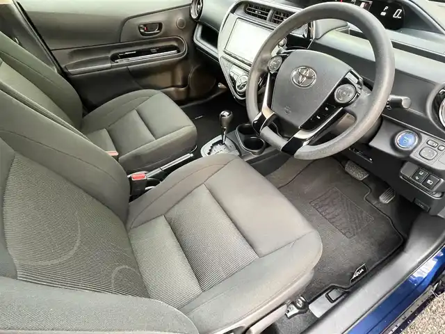 トヨタ アクア S スタイルブラック 福岡県 2018(平30)年 4.9万km ダークブルーマイカ 社外マフラーチップ/社外１５インチアルミホイール【BALMINUM】/ドアエッジプロテクター(前ドア左右)/純正９インチSDナビ【NSZT-Y66T】/(AM/FM/Bluetooth/CD/DVD/フルセグTV】/バックカメラ/ビルトインETC/前ドライブレコーダー一体型GPS探知機COMTEC【CB-R01】/Toyota Safety Sense/・LDA(レーンディパーチャーアラート)/・オートマチックハイビーム/・PCS(プリクラッシュセーフティ)/・先行車発進告知機能/PKSB(パーキングサポートブレーキ)/オートライト/クリアランスソナー/コーナーセンサー/盗難防止装置/横滑り防止機能/シートヒーター(D/N席)/ナノイー/電格ウィンカーミラー/プッシュスタート/純正フロアマット/ステアリングスイッチ/フロントフォグランプ/スペアキー×１/ドアバイザー/取扱説明書/保証書