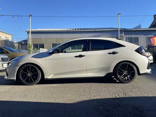 ホンダ シビック ハッチバック 埼玉県 2020(令2)年 8.7万km プラチナホワイトパール Honda SENSING/純正ナビ/　　Bluetooth/DVD再生機能/CD/フルセグTV/バックカメラ/LEDヘッドライト/純正18インチアルミホイール/ETC/運転席、助手席パワーシート/レーダークルーズコントロール