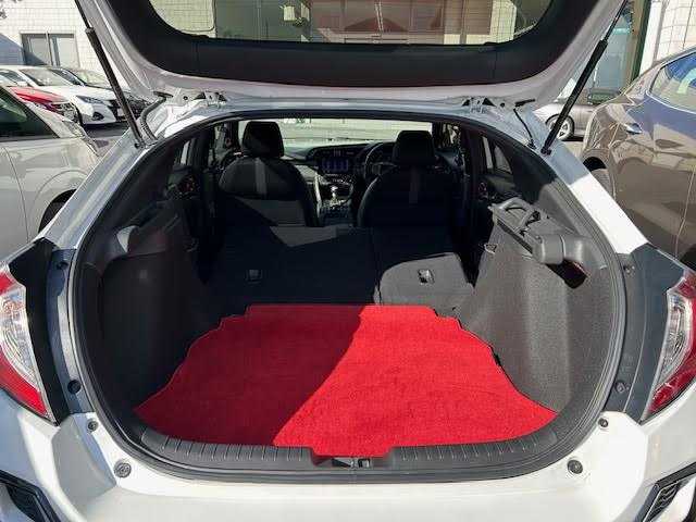 ホンダ シビック ハッチバック 埼玉県 2020(令2)年 8.7万km プラチナホワイトパール Honda SENSING/レーンキープアシスト/レーダークルーズコントロール/純正ナビ/　　Bluetooth/DVD再生機能/CD/フルセグTV/バックカメラ/LEDヘッドライト/純正18インチアルミホイール/ETC/前席パワーシート/シートヒーター/アイドリングストップ/ECON/ブレーキホールド/純正マフラー/社外ウイング/純正ウイング車載あり/無限MUGENフロアマット/SPOON プログレッシブスプリング リア2本/カーボン調ドアミラーカバー/ドアプロテクター