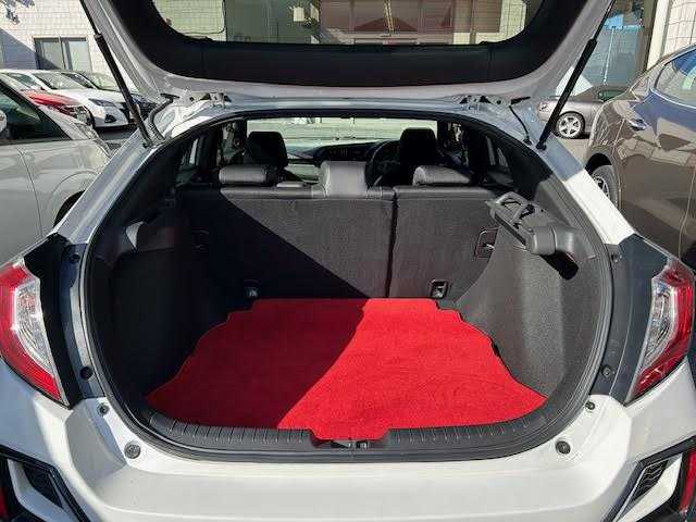 ホンダ シビック ハッチバック 埼玉県 2020(令2)年 8.7万km プラチナホワイトパール Honda SENSING/レーンキープアシスト/レーダークルーズコントロール/純正ナビ/　　Bluetooth/DVD再生機能/CD/フルセグTV/バックカメラ/LEDヘッドライト/純正18インチアルミホイール/ETC/前席パワーシート/シートヒーター/アイドリングストップ/ECON/ブレーキホールド/純正マフラー/社外ウイング/純正ウイング車載あり/無限MUGENフロアマット/SPOON プログレッシブスプリング リア2本/カーボン調ドアミラーカバー/ドアプロテクター