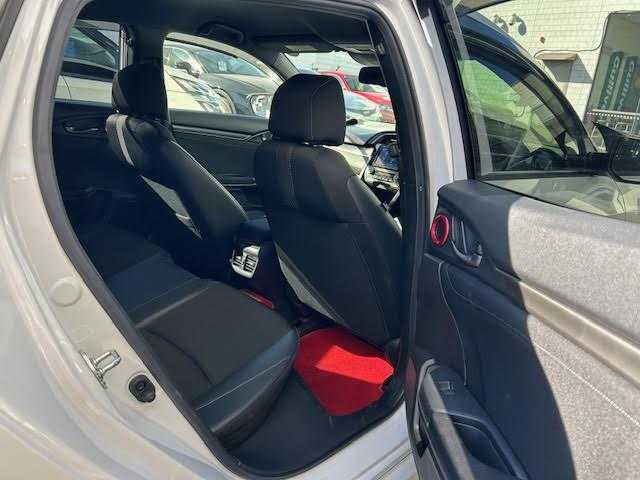 ホンダ シビック ハッチバック 埼玉県 2020(令2)年 8.7万km プラチナホワイトパール Honda SENSING/レーンキープアシスト/レーダークルーズコントロール/純正ナビ/　　Bluetooth/DVD再生機能/CD/フルセグTV/バックカメラ/LEDヘッドライト/純正18インチアルミホイール/ETC/前席パワーシート/シートヒーター/アイドリングストップ/ECON/ブレーキホールド/純正マフラー/社外ウイング/純正ウイング車載あり/無限MUGENフロアマット/SPOON プログレッシブスプリング リア2本/カーボン調ドアミラーカバー/ドアプロテクター