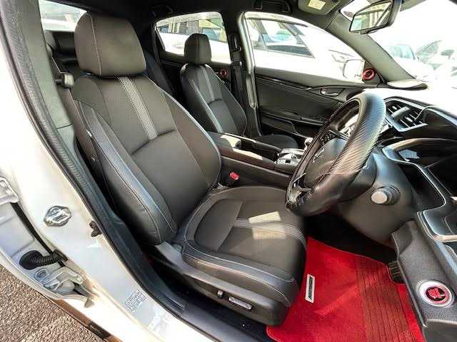 ホンダ シビック ハッチバック 埼玉県 2020(令2)年 8.7万km プラチナホワイトパール Honda SENSING/レーンキープアシスト/レーダークルーズコントロール/純正ナビ/　　Bluetooth/DVD再生機能/CD/フルセグTV/バックカメラ/LEDヘッドライト/純正18インチアルミホイール/ETC/前席パワーシート/シートヒーター/アイドリングストップ/ECON/ブレーキホールド/純正マフラー/社外ウイング/純正ウイング車載あり/無限MUGENフロアマット/SPOON プログレッシブスプリング リア2本/カーボン調ドアミラーカバー/ドアプロテクター