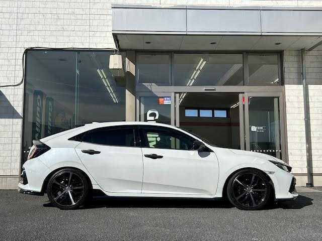 ホンダ シビック ハッチバック 埼玉県 2020(令2)年 8.7万km プラチナホワイトパール Honda SENSING/レーンキープアシスト/レーダークルーズコントロール/純正ナビ/　　Bluetooth/DVD再生機能/CD/フルセグTV/バックカメラ/LEDヘッドライト/純正18インチアルミホイール/ETC/前席パワーシート/シートヒーター/アイドリングストップ/ECON/ブレーキホールド/純正マフラー/社外ウイング/純正ウイング車載あり/無限MUGENフロアマット/SPOON プログレッシブスプリング リア2本/カーボン調ドアミラーカバー/ドアプロテクター