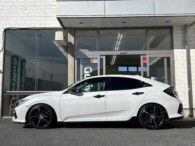 ホンダ シビック ハッチバック 埼玉県 2020(令2)年 8.7万km プラチナホワイトパール Honda SENSING/レーンキープアシスト/レーダークルーズコントロール/純正ナビ/　　Bluetooth/DVD再生機能/CD/フルセグTV/バックカメラ/LEDヘッドライト/純正18インチアルミホイール/ETC/前席パワーシート/シートヒーター/アイドリングストップ/ECON/ブレーキホールド/純正マフラー/社外ウイング/純正ウイング車載あり/無限MUGENフロアマット/SPOON プログレッシブスプリング リア2本/カーボン調ドアミラーカバー/ドアプロテクター