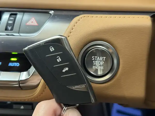 レクサス ＬＣ 500 Lパッケージ 群馬県 2018(平30)年 1.4万km ガーネットレッドマイカ レクサスセーフティシステム＋/・プリクラッシュセーフティ/・レーダークルーズコントロール/・ブラインドスポットモニター/・クリアランスソナー/・レーンキーピングアシスト/・ヘッドアップディスプレイ/マークレビンソン/ガラスルーフ/TRDエアロ/純正メーカーナビ/・フルセグTV/・BT/DVD/CD/SD/USB/AUX/・FM/AM/バックカメラ/ベージュレザーシート/前席パワーシート/前席シートヒーター/前席シートベンチレーション/シートメモリー/革巻きステアリング/ステアリングスイッチ/パドルシフト/ステアリングヒーター/スマートキー/プッシュスタート/電子パーキング/ブレーキーオートホールド/LEDヘッドライト/フォグランプ/オートライト/オートマチックハイビーム/純正21インチAW/純正フロアマット/レーダー探知機/電動格納ウィンカーミラー/横滑り防止機能