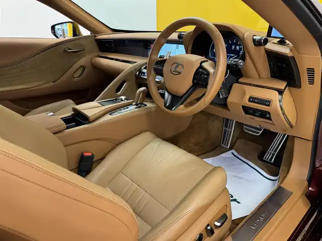 レクサス ＬＣ 500 Lパッケージ 群馬県 2018(平30)年 1.4万km ガーネットレッドマイカ レクサスセーフティシステム＋/・プリクラッシュセーフティ/・レーダークルーズコントロール/・ブラインドスポットモニター/・クリアランスソナー/・レーンキーピングアシスト/・ヘッドアップディスプレイ/マークレビンソン/ガラスルーフ/TRDエアロ/純正メーカーナビ/・フルセグTV/・BT/DVD/CD/SD/USB/AUX/・FM/AM/バックカメラ/ベージュレザーシート/前席パワーシート/前席シートヒーター/前席シートベンチレーション/シートメモリー/革巻きステアリング/ステアリングスイッチ/パドルシフト/ステアリングヒーター/スマートキー/プッシュスタート/電子パーキング/ブレーキーオートホールド/LEDヘッドライト/フォグランプ/オートライト/オートマチックハイビーム/純正21インチAW/純正フロアマット/レーダー探知機/電動格納ウィンカーミラー/横滑り防止機能