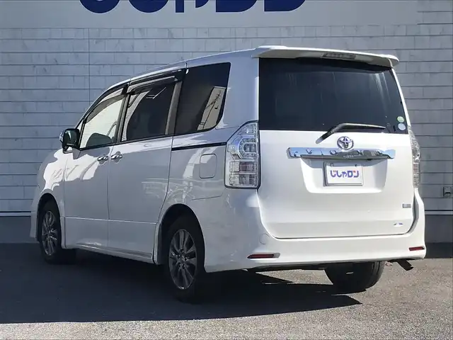 トヨタ ヴォクシー ZS 煌 栃木県 2013(平25)年 9.5万km ホワイトパールクリスタルシャイン 株)IDOMが運営する【じしゃロン小山店】の自社ローン専用車両になります。こちらは現金またはオートローンご利用時の価格です。自社ローンご希望の方は別途その旨お申付け下さい//禁煙車/純正フルセグナビ/（CD/DVD/AM/FMラジオ）/(Bluetooth)/スマートキー/プッシュスタート/バックカメラ/ＥＴＣ/フリップダウンモニター/両側パワースライドドア/ドライブレコーダー/チップアップシート/パドルシフト/ステアリングリモコン/電動格納ドアミラー/パワーウインドウ/オートライト/防眩ミラー