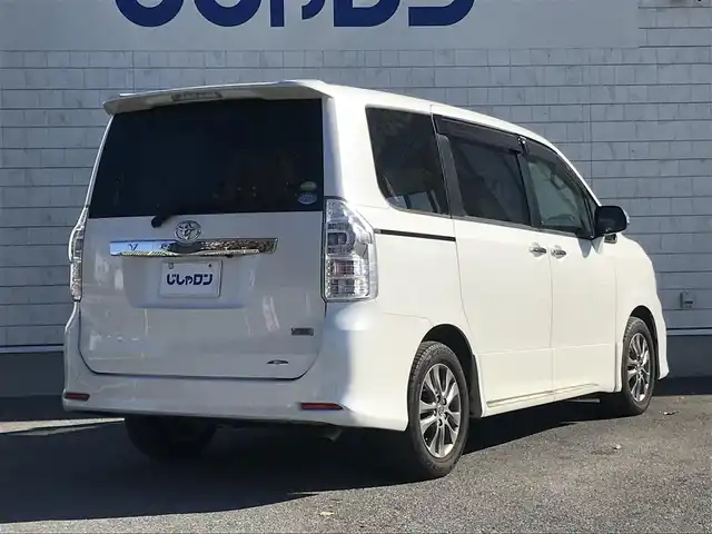 トヨタ ヴォクシー ZS 煌 栃木県 2013(平25)年 9.5万km ホワイトパールクリスタルシャイン 株)IDOMが運営する【じしゃロン小山店】の自社ローン専用車両になります。こちらは現金またはオートローンご利用時の価格です。自社ローンご希望の方は別途その旨お申付け下さい//禁煙車/純正フルセグナビ/（CD/DVD/AM/FMラジオ）/(Bluetooth)/スマートキー/プッシュスタート/バックカメラ/ＥＴＣ/フリップダウンモニター/両側パワースライドドア/ドライブレコーダー/チップアップシート/パドルシフト/ステアリングリモコン/電動格納ドアミラー/パワーウインドウ/オートライト/防眩ミラー