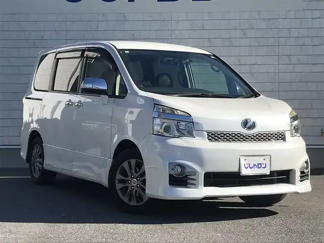 トヨタ ヴォクシー ZS 煌 栃木県 2013(平25)年 9.5万km ホワイトパールクリスタルシャイン 株)IDOMが運営する【じしゃロン小山店】の自社ローン専用車両になります。こちらは現金またはオートローンご利用時の価格です。自社ローンご希望の方は別途その旨お申付け下さい//禁煙車/純正フルセグナビ/（CD/DVD/AM/FMラジオ）/(Bluetooth)/スマートキー/プッシュスタート/バックカメラ/ＥＴＣ/フリップダウンモニター/両側パワースライドドア/ドライブレコーダー/チップアップシート/パドルシフト/ステアリングリモコン/電動格納ドアミラー/パワーウインドウ/オートライト/防眩ミラー