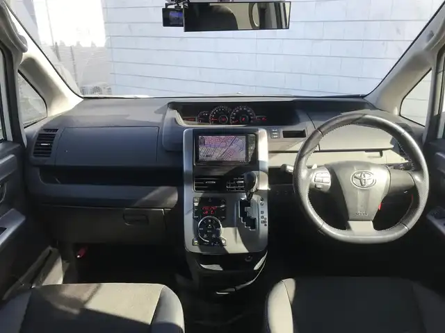 トヨタ ヴォクシー ZS 煌 栃木県 2013(平25)年 9.5万km ホワイトパールクリスタルシャイン 株)IDOMが運営する【じしゃロン小山店】の自社ローン専用車両になります。こちらは現金またはオートローンご利用時の価格です。自社ローンご希望の方は別途その旨お申付け下さい//禁煙車/純正フルセグナビ/（CD/DVD/AM/FMラジオ）/(Bluetooth)/スマートキー/プッシュスタート/バックカメラ/ＥＴＣ/フリップダウンモニター/両側パワースライドドア/ドライブレコーダー/チップアップシート/パドルシフト/ステアリングリモコン/電動格納ドアミラー/パワーウインドウ/オートライト/防眩ミラー