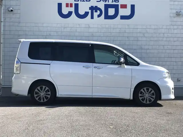 トヨタ ヴォクシー ZS 煌 栃木県 2013(平25)年 9.5万km ホワイトパールクリスタルシャイン 株)IDOMが運営する【じしゃロン小山店】の自社ローン専用車両になります。こちらは現金またはオートローンご利用時の価格です。自社ローンご希望の方は別途その旨お申付け下さい//禁煙車/純正フルセグナビ/（CD/DVD/AM/FMラジオ）/(Bluetooth)/スマートキー/プッシュスタート/バックカメラ/ＥＴＣ/フリップダウンモニター/両側パワースライドドア/ドライブレコーダー/チップアップシート/パドルシフト/ステアリングリモコン/電動格納ドアミラー/パワーウインドウ/オートライト/防眩ミラー