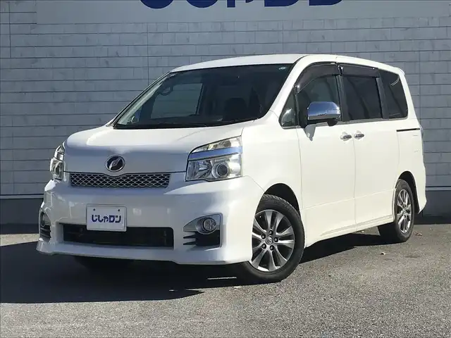トヨタ ヴォクシー ZS 煌 栃木県 2013(平25)年 9.5万km ホワイトパールクリスタルシャイン 株)IDOMが運営する【じしゃロン小山店】の自社ローン専用車両になります。こちらは現金またはオートローンご利用時の価格です。自社ローンご希望の方は別途その旨お申付け下さい//禁煙車/純正フルセグナビ/（CD/DVD/AM/FMラジオ）/(Bluetooth)/スマートキー/プッシュスタート/バックカメラ/ＥＴＣ/フリップダウンモニター/両側パワースライドドア/ドライブレコーダー/チップアップシート/パドルシフト/ステアリングリモコン/電動格納ドアミラー/パワーウインドウ/オートライト/防眩ミラー