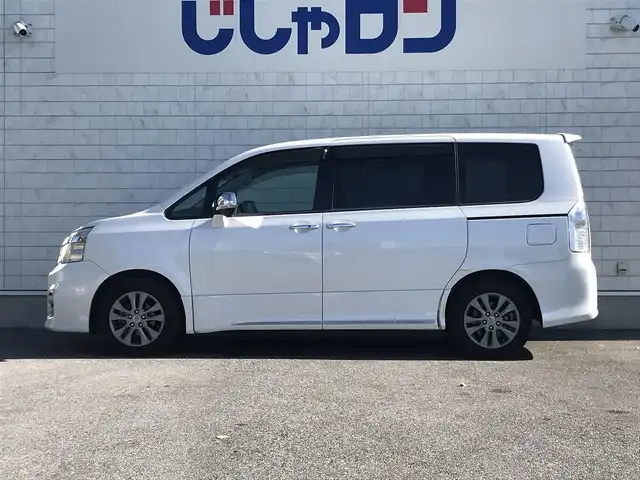 トヨタ ヴォクシー ZS 煌 栃木県 2013(平25)年 9.5万km ホワイトパールクリスタルシャイン 株)IDOMが運営する【じしゃロン小山店】の自社ローン専用車両になります。こちらは現金またはオートローンご利用時の価格です。自社ローンご希望の方は別途その旨お申付け下さい//禁煙車/純正フルセグナビ/（CD/DVD/AM/FMラジオ）/(Bluetooth)/スマートキー/プッシュスタート/バックカメラ/ＥＴＣ/フリップダウンモニター/両側パワースライドドア/ドライブレコーダー/チップアップシート/パドルシフト/ステアリングリモコン/電動格納ドアミラー/パワーウインドウ/オートライト/防眩ミラー