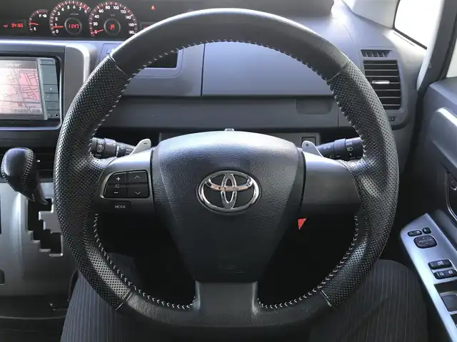 トヨタ ヴォクシー ZS 煌 栃木県 2013(平25)年 9.5万km ホワイトパールクリスタルシャイン 株)IDOMが運営する【じしゃロン小山店】の自社ローン専用車両になります。こちらは現金またはオートローンご利用時の価格です。自社ローンご希望の方は別途その旨お申付け下さい//禁煙車/純正フルセグナビ/（CD/DVD/AM/FMラジオ）/(Bluetooth)/スマートキー/プッシュスタート/バックカメラ/ＥＴＣ/フリップダウンモニター/両側パワースライドドア/ドライブレコーダー/チップアップシート/パドルシフト/ステアリングリモコン/電動格納ドアミラー/パワーウインドウ/オートライト/防眩ミラー