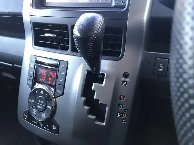 トヨタ ヴォクシー ZS 煌 栃木県 2013(平25)年 9.5万km ホワイトパールクリスタルシャイン 株)IDOMが運営する【じしゃロン小山店】の自社ローン専用車両になります。こちらは現金またはオートローンご利用時の価格です。自社ローンご希望の方は別途その旨お申付け下さい//禁煙車/純正フルセグナビ/（CD/DVD/AM/FMラジオ）/(Bluetooth)/スマートキー/プッシュスタート/バックカメラ/ＥＴＣ/フリップダウンモニター/両側パワースライドドア/ドライブレコーダー/チップアップシート/パドルシフト/ステアリングリモコン/電動格納ドアミラー/パワーウインドウ/オートライト/防眩ミラー