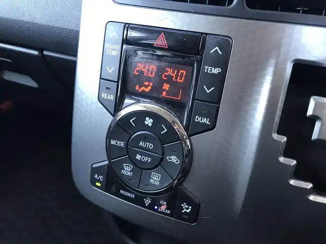 トヨタ ヴォクシー ZS 煌 栃木県 2013(平25)年 9.5万km ホワイトパールクリスタルシャイン 株)IDOMが運営する【じしゃロン小山店】の自社ローン専用車両になります。こちらは現金またはオートローンご利用時の価格です。自社ローンご希望の方は別途その旨お申付け下さい//禁煙車/純正フルセグナビ/（CD/DVD/AM/FMラジオ）/(Bluetooth)/スマートキー/プッシュスタート/バックカメラ/ＥＴＣ/フリップダウンモニター/両側パワースライドドア/ドライブレコーダー/チップアップシート/パドルシフト/ステアリングリモコン/電動格納ドアミラー/パワーウインドウ/オートライト/防眩ミラー