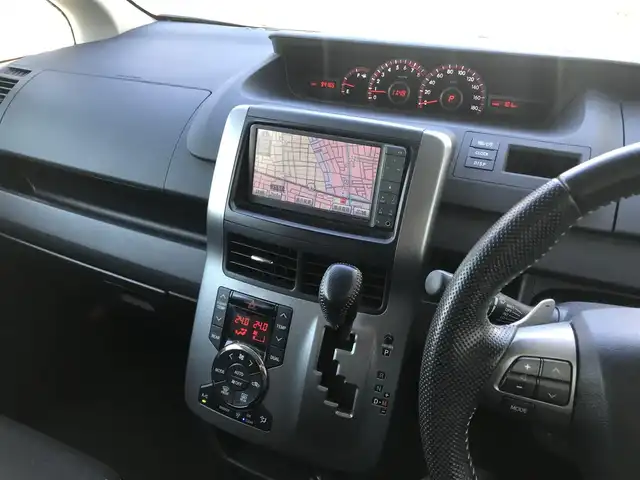 トヨタ ヴォクシー ZS 煌 栃木県 2013(平25)年 9.5万km ホワイトパールクリスタルシャイン 株)IDOMが運営する【じしゃロン小山店】の自社ローン専用車両になります。こちらは現金またはオートローンご利用時の価格です。自社ローンご希望の方は別途その旨お申付け下さい//禁煙車/純正フルセグナビ/（CD/DVD/AM/FMラジオ）/(Bluetooth)/スマートキー/プッシュスタート/バックカメラ/ＥＴＣ/フリップダウンモニター/両側パワースライドドア/ドライブレコーダー/チップアップシート/パドルシフト/ステアリングリモコン/電動格納ドアミラー/パワーウインドウ/オートライト/防眩ミラー