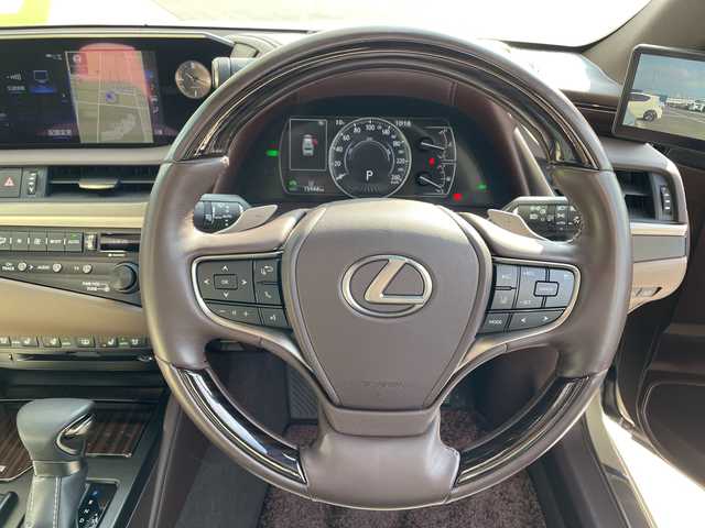 レクサス ＥＳ 300h バージョンL 愛知県 2019(令1)年 1.6万km アイスエクリュマイカメタリック レクサスセーフティセンス/純正12.3型ナビ/三眼LEDヘッドライト/サンルーフ/全方位カメラ/シートヒーター/エアシート/パワーシート/パドルシフト/ステアリングヒーター/デジタルアウターミラー/インテリジェントミラー/ヘッドアップディスプレイ/衝突軽減システム/フルセグ/CD DVD/Bluetooth/ステアリングスイッチ/スマートキー/プッシュスタート