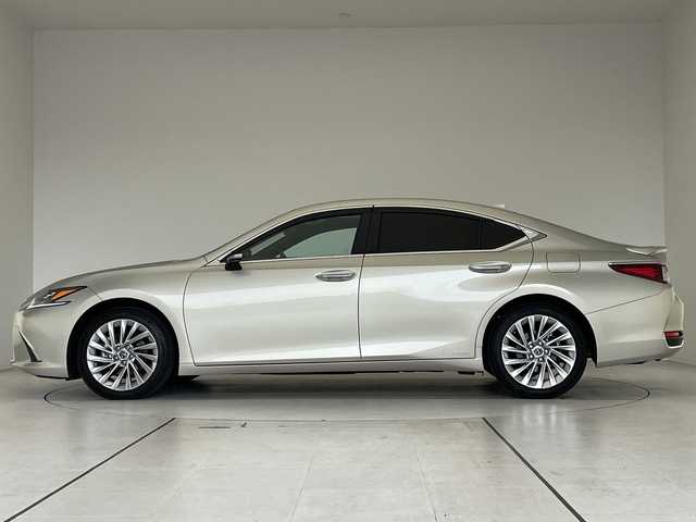 レクサス ＥＳ 300h バージョンL 愛知県 2019(令1)年 1.6万km アイスエクリュマイカメタリック レクサスセーフティセンス/純正12.3型ナビ/三眼LEDヘッドライト/サンルーフ/全方位カメラ/シートヒーター/エアシート/パワーシート/パドルシフト/ステアリングヒーター/デジタルアウターミラー/インテリジェントミラー/ヘッドアップディスプレイ/衝突軽減システム/フルセグ/CD DVD/Bluetooth/ステアリングスイッチ/スマートキー/プッシュスタート