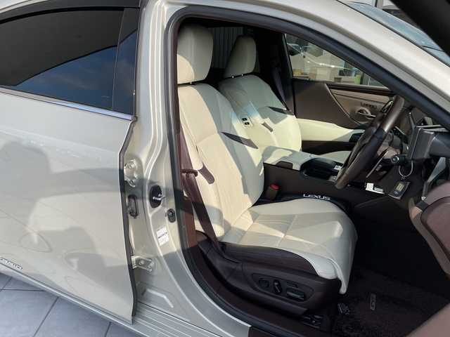 レクサス ＥＳ 300h バージョンL 愛知県 2019(令1)年 1.6万km アイスエクリュマイカメタリック レクサスセーフティセンス/純正12.3型ナビ/三眼LEDヘッドライト/サンルーフ/全方位カメラ/シートヒーター/エアシート/パワーシート/パドルシフト/ステアリングヒーター/デジタルアウターミラー/インテリジェントミラー/ヘッドアップディスプレイ/衝突軽減システム/フルセグ/CD DVD/Bluetooth/ステアリングスイッチ/スマートキー/プッシュスタート