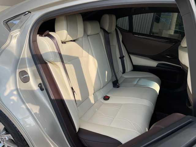 レクサス ＥＳ 300h バージョンL 愛知県 2019(令1)年 1.6万km アイスエクリュマイカメタリック レクサスセーフティセンス/純正12.3型ナビ/三眼LEDヘッドライト/サンルーフ/全方位カメラ/シートヒーター/エアシート/パワーシート/パドルシフト/ステアリングヒーター/デジタルアウターミラー/インテリジェントミラー/ヘッドアップディスプレイ/衝突軽減システム/フルセグ/CD DVD/Bluetooth/ステアリングスイッチ/スマートキー/プッシュスタート