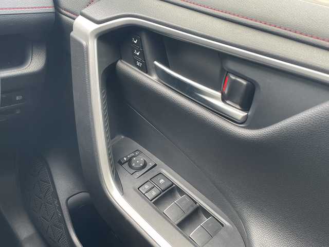 トヨタ ＲＡＶ４ アドベンチャー オフロードPKG 岡山県 2022(令4)年 2.4万km アティチュードブラックマイカ 純正10.5インチディスプレイオーディオ/フルセグTV、Bluetooth、AppleCarplay/AndroidAuto、FM、AM/バックカメラ/デジタルインナーミラー/前後ドライブレコーダー/パワーバックドア/前席シートヒーター/前席エアシート/D席メモリーシート/TVキャンセラー/レーダークルーズコントロール/プリクラッシュセーフティ/ステアリングヒーター