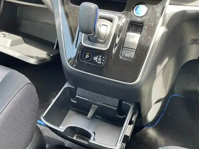 日産 セレナ e－パワー ハイウェイスター V 佐賀県 2020(令2)年 4.3万km ブリリアントホワイトパール 2トーン プロパイロット/純正10型ナビゲーション/・AM/FM/BT/CD/DVD/フルセグ/・TVキャンセラー/インテリジェントアラウンドビューモニター/両側パワースライドドア/・ハンズフリーパワースライドドア/・前席シートヒーター/ステアリングヒーター/LEDヘッドライト/・オートマチックハイビーム/スマートキー/ETC/純正16インチアルミホイール/純正フロアマット/インテリジェントセーフティー/・インテリジェント エマージェンシーブレーキ/・インテリジェント LI（車線逸脱防止支援システム）/・LDW（車線逸脱警報）/・RCTA（後退時車両検知警報）/・ソナー（前後障害物検知）/・ふらつき警報/・踏み間違い衝突防止アシスト（前後対応）/・SRSエアバッグ（運転席・助手席＋サイド＋カーテン）/・VDC（車両姿勢制御）＋TCS（トラクションコントロール）