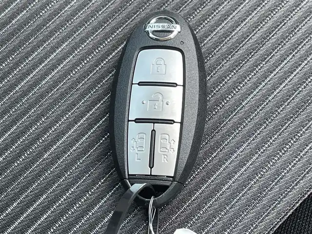 日産 セレナ e－パワー ハイウェイスター V 佐賀県 2020(令2)年 4.3万km ブリリアントホワイトパール 2トーン プロパイロット/純正10型ナビゲーション/・AM/FM/BT/CD/DVD/フルセグ/・TVキャンセラー/インテリジェントアラウンドビューモニター/両側パワースライドドア/・ハンズフリーパワースライドドア/・前席シートヒーター/ステアリングヒーター/LEDヘッドライト/・オートマチックハイビーム/スマートキー/ETC/純正16インチアルミホイール/純正フロアマット/インテリジェントセーフティー/・インテリジェント エマージェンシーブレーキ/・インテリジェント LI（車線逸脱防止支援システム）/・LDW（車線逸脱警報）/・RCTA（後退時車両検知警報）/・ソナー（前後障害物検知）/・ふらつき警報/・踏み間違い衝突防止アシスト（前後対応）/・SRSエアバッグ（運転席・助手席＋サイド＋カーテン）/・VDC（車両姿勢制御）＋TCS（トラクションコントロール）