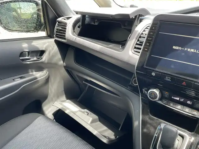 日産 セレナ e－パワー ハイウェイスター V 佐賀県 2020(令2)年 4.3万km ブリリアントホワイトパール 2トーン プロパイロット/純正10型ナビゲーション/・AM/FM/BT/CD/DVD/フルセグ/・TVキャンセラー/インテリジェントアラウンドビューモニター/両側パワースライドドア/・ハンズフリーパワースライドドア/・前席シートヒーター/ステアリングヒーター/LEDヘッドライト/・オートマチックハイビーム/スマートキー/ETC/純正16インチアルミホイール/純正フロアマット/インテリジェントセーフティー/・インテリジェント エマージェンシーブレーキ/・インテリジェント LI（車線逸脱防止支援システム）/・LDW（車線逸脱警報）/・RCTA（後退時車両検知警報）/・ソナー（前後障害物検知）/・ふらつき警報/・踏み間違い衝突防止アシスト（前後対応）/・SRSエアバッグ（運転席・助手席＋サイド＋カーテン）/・VDC（車両姿勢制御）＋TCS（トラクションコントロール）