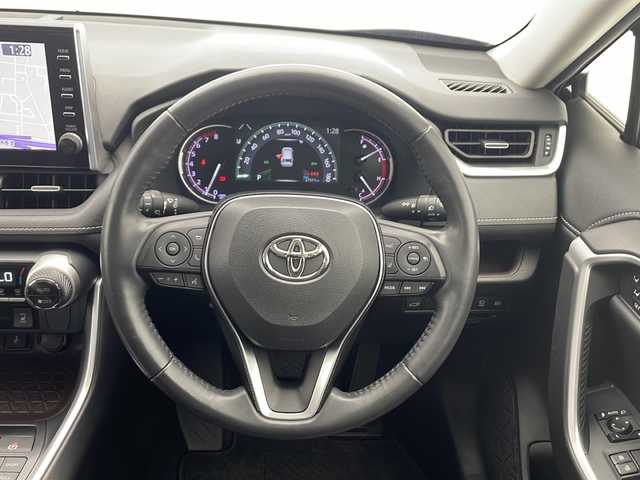 トヨタ ＲＡＶ４ G 千葉県 2020(令2)年 2.8万km アティチュードブラックマイカ ディスプレイオーディオ　ナビ機能Ｂｌｕｅｔｏｏｔｈ・USBＡｐｐｌｅＣａｒＰｌａｙ・AndroidAuto　/全周囲カメラ　/電動パワーバックドア/シートヒーター　/ハンドルヒーター　/Ｄ席シートメモリー　/衝突軽減ブレーキ　/トヨタセーフティセンス/プリクラッシュ/オートハイビーム/レーダークルーズコントロール/クリアランスソナー/リアクロストラフィックアラート/パーキングサポートブレーキ/ロードサインアシスト/ブラインドスポットモニター/コーナーセンサー/純正18インチAW/ETC/純正フロアマット