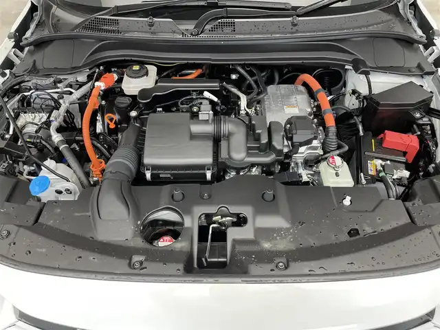 ホンダ ヴェゼル ハイブリッド e:HEV Z 滋賀県 2025(令7)年 0.1万km未満 プラチナホワイトパール 登録済未使用車/純正ナビ/（Bluetooth/USB/AppleCarPlay/AndroidAuto/フルセグTV）/バックカメラ/ビルトインETC/パワーバックドア/電動パーキングブレーキ/オートホールドブレーキ/路外逸脱抑制機能/ブラインドスポットインフォメーション/踏み間違い衝突軽減システム/衝突軽減ブレーキ/クリアランスソナー/革巻きステアリング/アダプティブクルーズコントロール/ステアリングヒーター/ステアリングリモコン/パドルシフト/ハーフレザーシート/シートヒーター/LEDヘッドライト/フォグランプ/オートヘッドライト/USB充電/置くだけ充電/カーテンエアバッグ/オートリトラーミラー/スペアキー