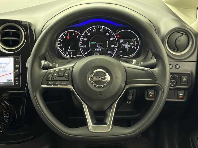 日産 ノート X DIG－S 秋田県 2018(平30)年 7.1万km オリーブグリーン 純正ナビ/　(CD/Bluetooth/フルセグテレビ)/横滑り防止装置/レーンキープアシスト/衝突被害軽減装置/前後コーナーセンサー/ＬＥＤライト/オートライト/純正フロアマット/スペアキー/ステアリングリモコン/プッシュスタート/スマートキー/電動格納ミラー