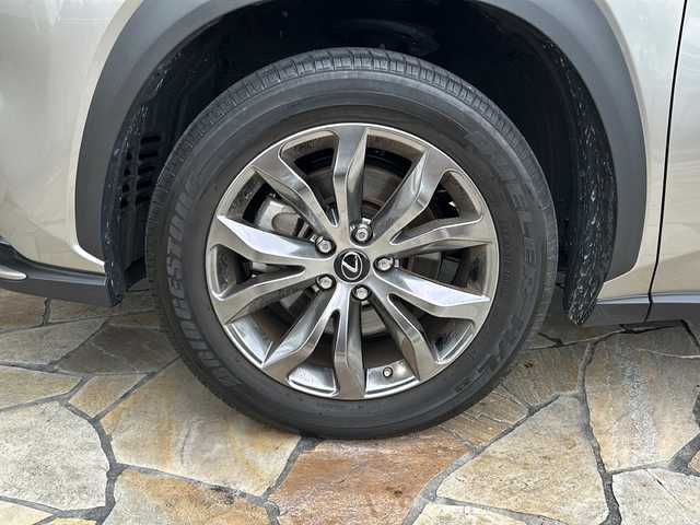 レクサス ＮＸ 300 Fスポーツ 静岡県 2019(令1)年 3.3万km ソニックチタニウム 純正ナビ/・AM/・FM/・CD/DVD/・サウンドライブラリ/・SD/・USB/・Bluetooth/・Miracast/・AUX/・フルセグTV/主要装備/・ETＣ２．０/・追従機能付クルコン/・ドライブレコーダー/・全方位カメラ/・運転席＋助手席パワーシート/・運転席+助手席シートヒーター＆ベンチレーション/・ヘッドアップディスプレイ/・パワーバックドア/・ハンドルヒーター/・ＢＳＭ/・オートハイビーム/・サイドカーテンエアバッグ/・電動チルト＆テレスコピックステアリング/・衝突被害軽減システム